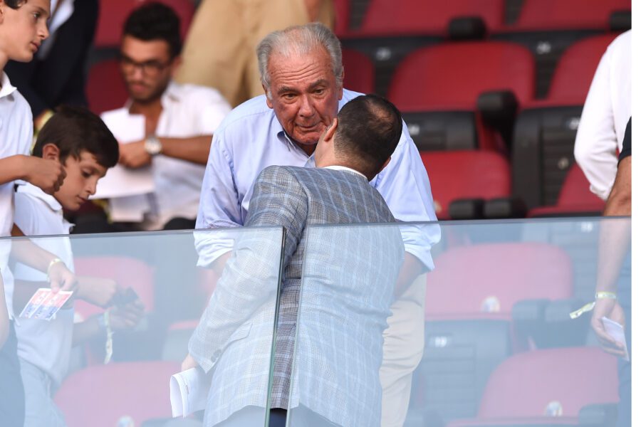 Foto LaPresse – Massimo Paolone
29/08/2015 Bologna ( Italia)
Sport Calcio
Bologna – Sassuolo
Campionato di Calcio Serie A TIM 2015 2016 – Stadio “Renato Dall’Ara”
Nella foto: Joey Saputo Chairman Bologna FC parla con Giuseppe Gazzoni Frascara  

Photo LaPresse – Massimo Paolone
29 August 2015 Bologna ( Italy)
Sport Soccer
Bologna – Sassuolo
Italian Football Championship League A TIM 2015 2016 – “Renato Dall’Ara” Stadium 
In the pic: Joey Saputo Chairman Bologna FC speaks with Giuseppe Gazzoni Frascara