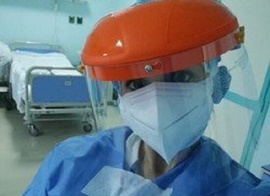 Laura, la giovane infermiera: “Turni senza bere e mangiare: se indossiamo male la tuta è finita”