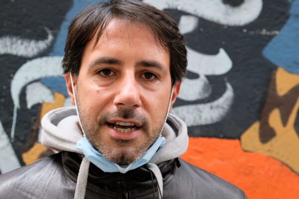 Napoli, la ‘solidarietà’ della camorra: “Distribuisce la spesa in piazza, poi chiederà il conto”