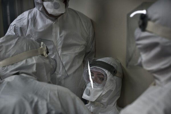 Infermiera sfinita sviene, lo scatto che racconta la solidarietà negli ospedali