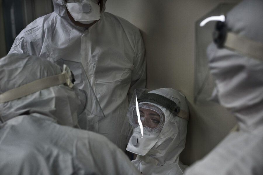 Infermiera sfinita sviene, lo scatto che racconta la solidarietà negli ospedali