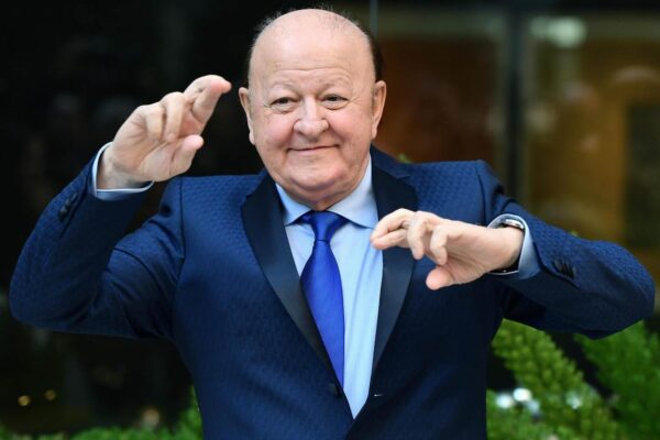 Massimo Boldi diventa infettivologo: “La pioggia disinfetta l’aria”