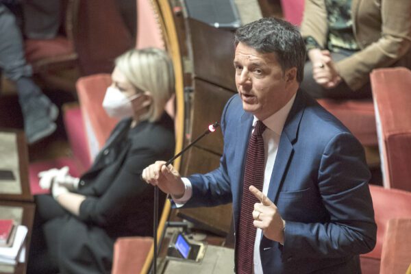 Migranti, la rabbia di Renzi: “Porti inspiegabilmente chiusi”