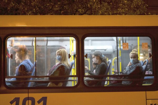 Epidemia non è finita, ogni 15 giorni rischio nuovo lockdown