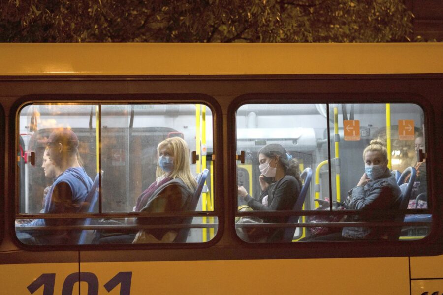 Epidemia non è finita, ogni 15 giorni rischio nuovo lockdown