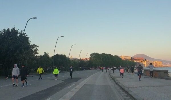I napoletani si riprendono la città, folla di ‘runner’ sul lungomare