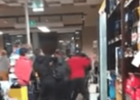 “Ti devi mettere la mascherina”, scoppia rissa al supermercato: le immagini