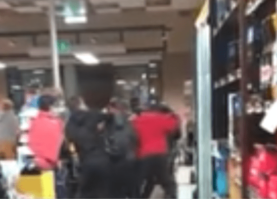 “Ti devi mettere la mascherina”, scoppia rissa al supermercato: le immagini