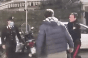 Anziana torna dalla spesa e trova i ladri in casa: applausi al loro arresto