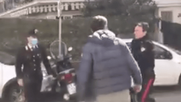 Anziana torna dalla spesa e trova i ladri in casa: applausi al loro arresto