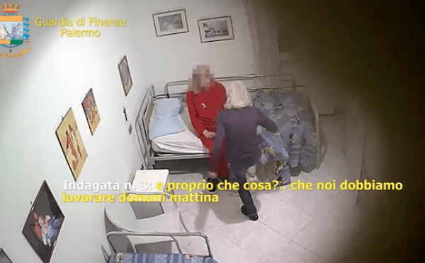 Anziani torturati nella casa di riposo: “Crepa, se ti muovi ti rompo una gamba”