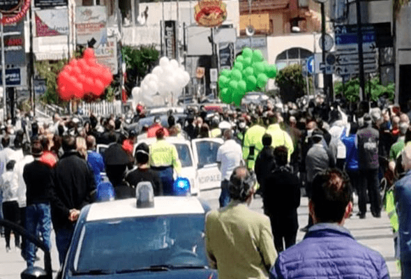 Folla, palloncini e istituzioni compiacenti: Saviano zona rossa dopo funerali sindaco