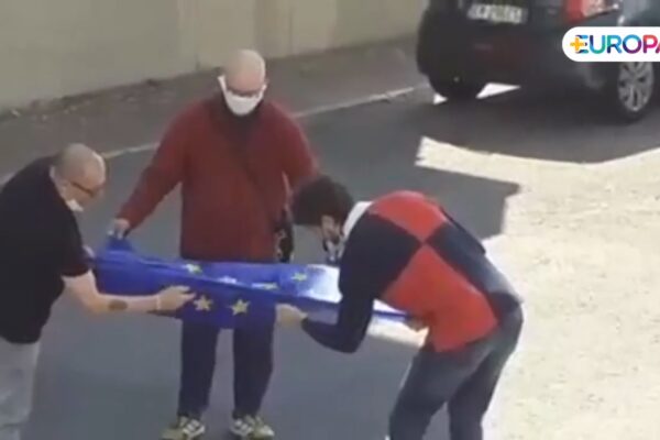 Sovranisti tentano di bruciare bandiera Ue ma si arrendono: è ignifuga