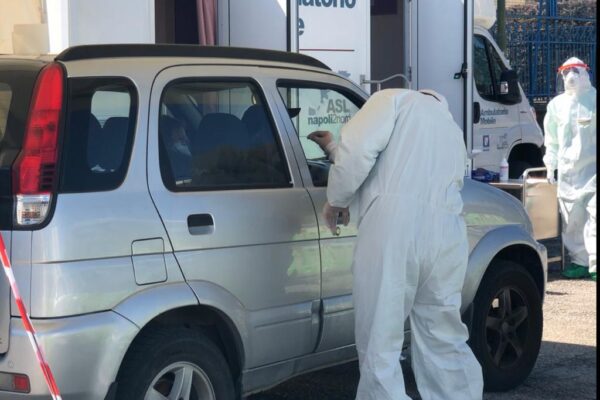 A Napoli il casello del tampone: test in auto in 5 minuti