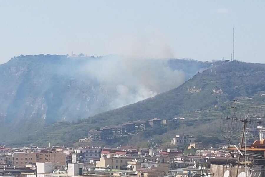 Incendio ai Camaldoli, i residenti accusano: “Piromani non si fermano neanche davanti ad emergenza nazionale”