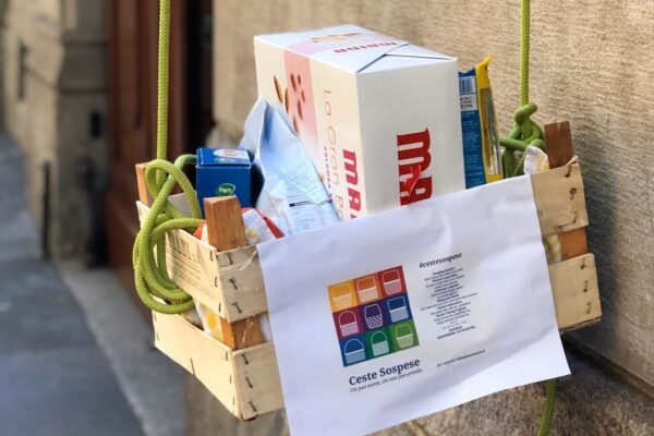 Il paniere solidale di Napoli fa scuola: ceste sospese da Milano a Istanbul
