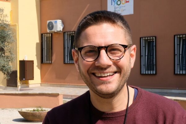 Spesa, tablet e tanto cuore, la fondazione Regina Pacis: “Cosi entriamo nelle case dei più deboli”