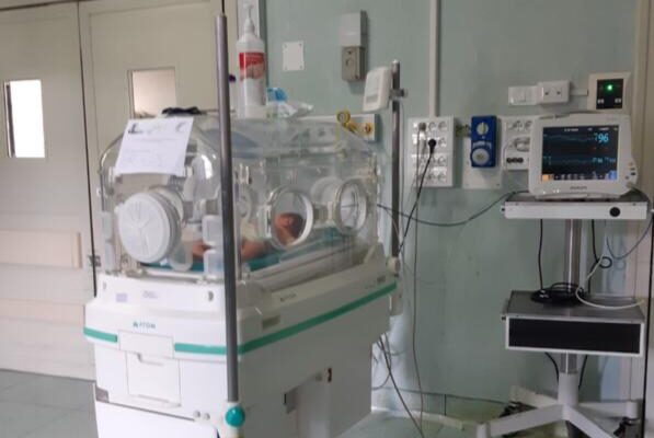 Napoli, donna positiva al Covid 19 partorisce: “Il piccolo è in buone condizioni”