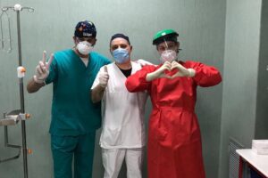 Infermieri del Pascale formano Tricolore e diventano il simbolo dell’Italia che non si ferma Infermieri del Pascale formano Tricolore e diventano il simbolo dell’Italia che non si ferma