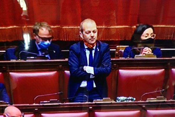 Conte in Aula senza mascherina, deputato leghista la toglie per protesta: “Non può farlo”