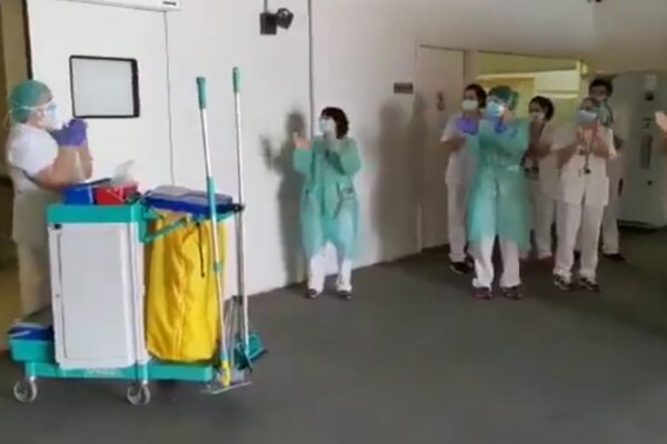Gli applausi degli infermieri agli addetti alle pulizie: “Anche voi eroi di questa emergenza”