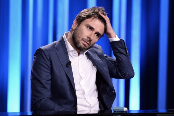 Ritratto di Alessandro Di Battista, piacione che si orgasma appena parla in pubblico