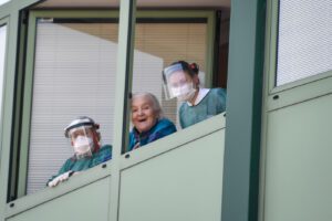 I vecchi, con le bandiere al vento salveranno la nostra umanità