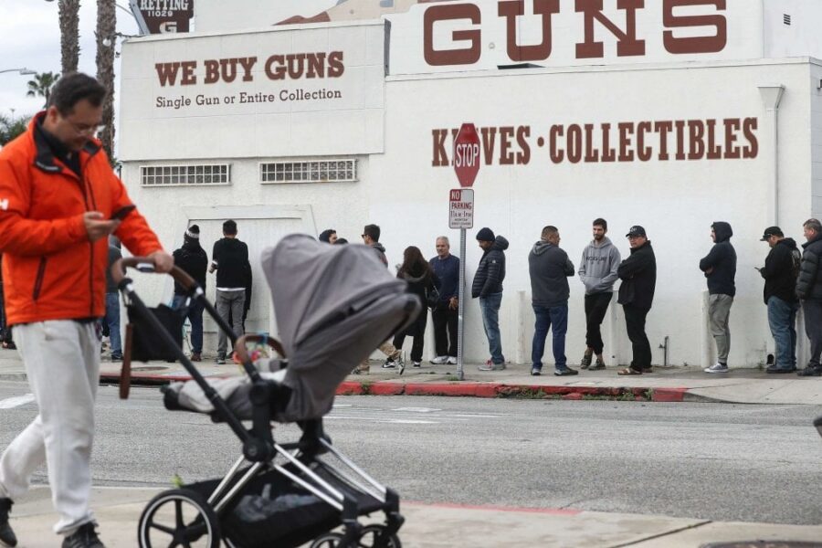 Follia Usa: venduti 2 milioni di pistole contro il Coronavirus. Trump: “Beni essenziali”