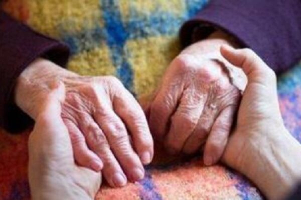 “E’ caduta, ha bisogno di cure”, è morta l’anziana picchiata dalla badante