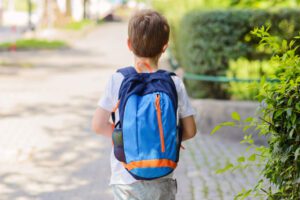 Bimbo di 5 anni scappa da casa dei nonni e tenta l’autostop: “Voglio abbracciare mamma in ospedale”