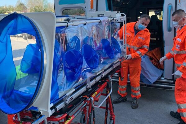 Napoli, contro il Covid arrivano le barelle ad alto biocontenimento