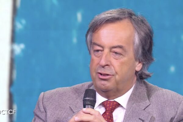 Coronavirus, Burioni: “Risultati positivi, per Fase 2 serviranno mascherine e app per tracciamento”