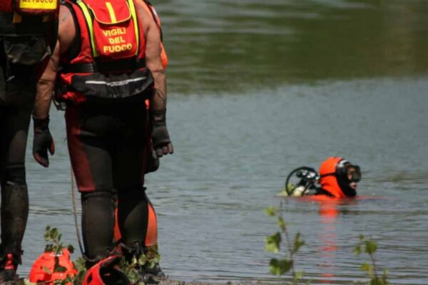 Bimba di due anni sfugge al controllo dei genitori e muore annegata