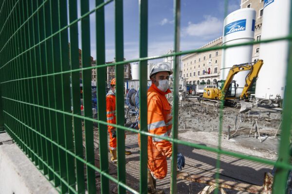 Fase 2, dal 4 maggio a lavoro 2,7 milioni di persone: restano limitazioni agli spostamenti