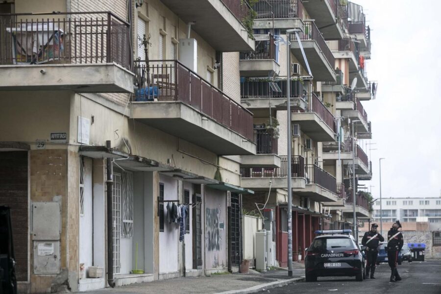 Spari in strada ad Ostia, gambizzato il cognato di Roberto Spada