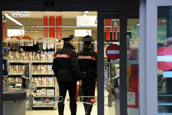 “Mio padre non lavora più, ho fame”. Chiama il 112 e i carabinieri le regalano la spesa