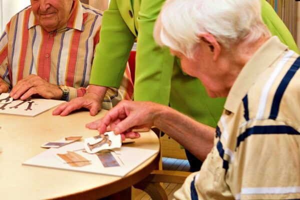 Gli ospizi diventano focolaio, è ‘caccia’ ai contagiati