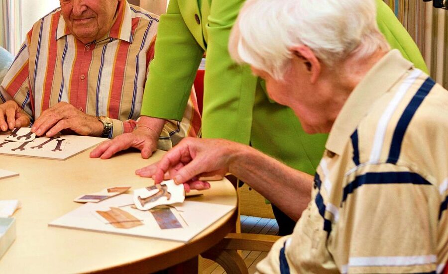 Gli ospizi diventano focolaio, è ‘caccia’ ai contagiati