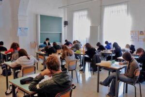 Decreto scuola, tutti promossi e maturità online: salta l’esame di terza media