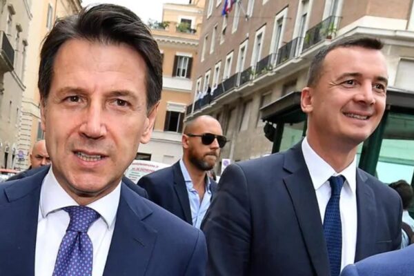 FOTO DI REPERTORIO – Il premier Conte ed il portavoce Casalino a passeggio © Ansa