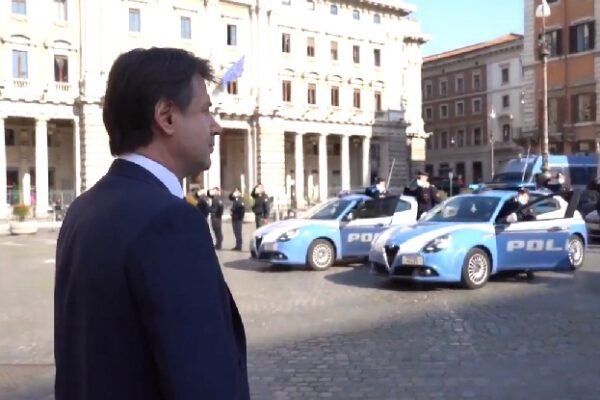 Silenzio e sirene della polizia, l’omaggio all’agente della scorta di Conte