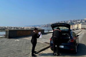 Nuota nel mare di Napoli nonostante i divieti: incastrato da elicottero e carabinieri