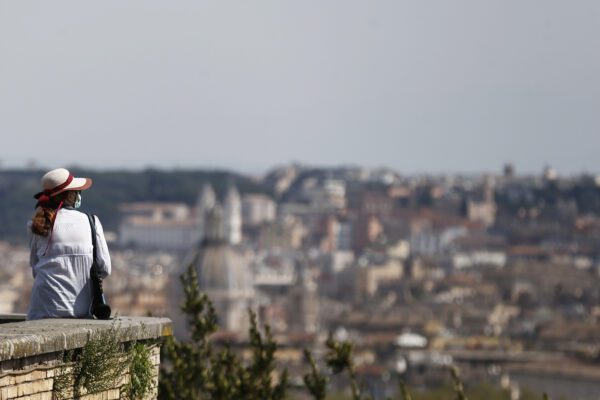 L’ottimista: la forza del virus sta scemando, tra 15 giorni sarà finito