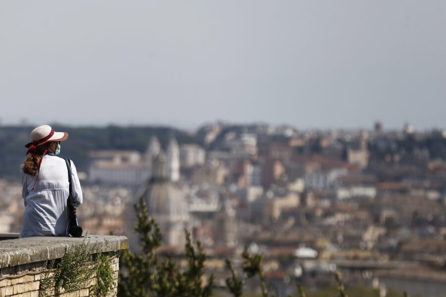 L’ottimista: la forza del virus sta scemando, tra 15 giorni sarà finito