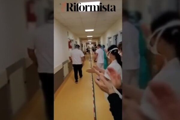 Festa al Cotugno, padre e figlio guariti dal Covid dimessi tra gli applausi: “Andate a casa!”