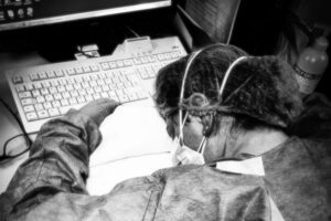 È guarita Elena, l’infermiera della foto simbolo: “Voglio tornare in corsia”