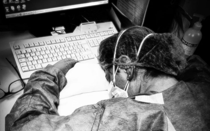 È guarita Elena, l’infermiera della foto simbolo: “Voglio tornare in corsia”