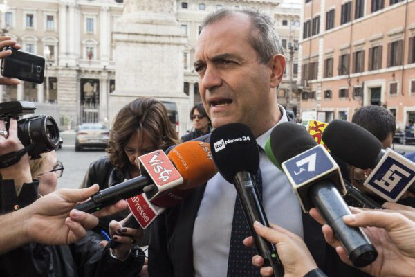 La ricetta di de Magistris per la fase 2: Napoli senza i napoletani