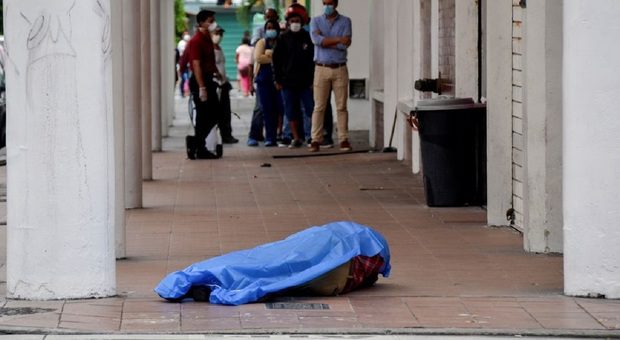 Cadaveri bruciati e abbandonati in strada, il dramma del Coronavirus