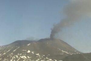 L’eruzione dell’Etna: lava e fumo dal Nuovo Cratere di Sud Est